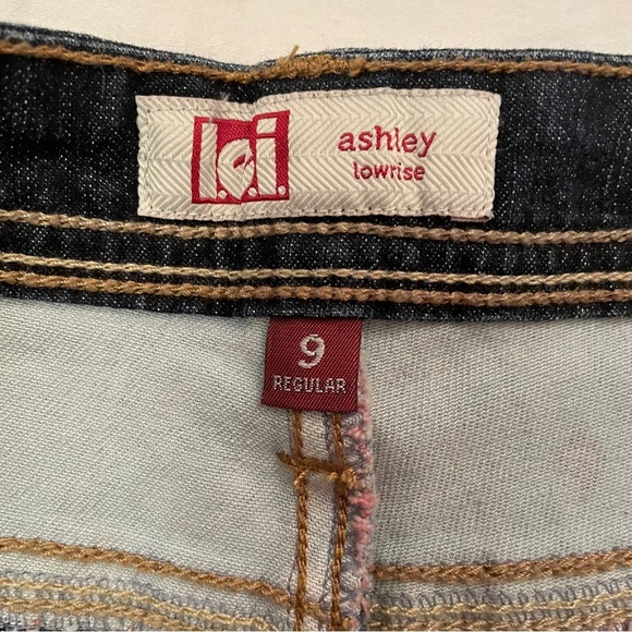 L.E.I. Ashley Low rise Dark Denim Shorts with Embroidered Lace Fringe-Size 9 Jr - Picture 8 of 10